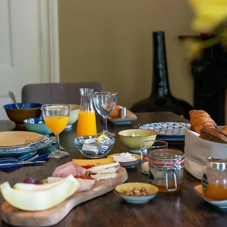 1818 לינה וארוחת בוקר