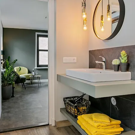 1818 לינה וארוחת בוקר